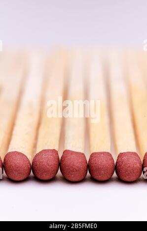 Matchsticks, Nahaufnahme von roten Matchstick Köpfen vor weißem Hintergrund Stockfoto