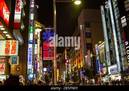 Nach Einbruch der Dunkelheit in der Innenstadt Tokios, Japan. Akihabara ist das beliebteste Gebiet für Fans von Anime, Mangas und Spielen im Nachtleben der Metropole Tokyo am Stree Stockfoto