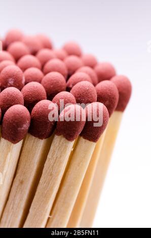 Matchsticks, Nahaufnahme von roten Matchstick Köpfen vor weißem Hintergrund Stockfoto