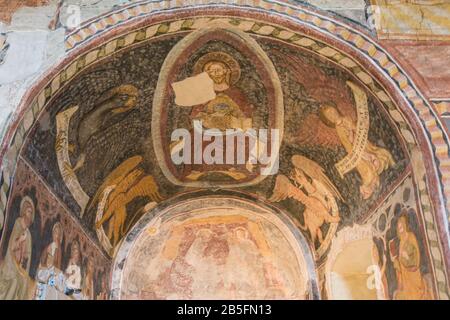 Alte kleine Kirche St. Johannes im historischen Zentrum von bolzano in Südtirol, Trentino Alto Adige, Norditalien - 9. november 2019 Stockfoto