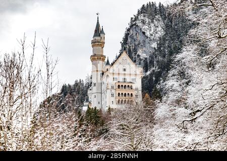 Das Königsschloss Neuschwanstein in Bayern (Deutschland). Das berühmte bayerische Ortsschild am Wintertag, Wolken Himmel Stockfoto