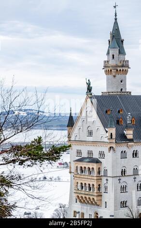 Das Königsschloss Neuschwanstein in Bayern (Deutschland). Das berühmte bayerische Ortsschild am Wintertag, Wolken Himmel Stockfoto