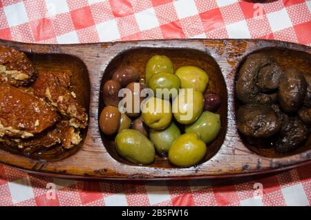 Als Vorspeisen dienten Schalen aus grünen und schwarzen Oliven Stockfoto