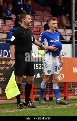 Crawley, Großbritannien. März 2020. Crawley, ENGLAND - 7. MÄRZ Tom Hamer von Oldham Athletic während des Sky Bet League 2 Spiels zwischen Crawley Town und Oldham Athletic im Broadfield Stadium, Crawley am Samstag, den 7. März 2020. (Kredit: Eddie Garvey/MI News) Foto darf nur für redaktionelle Zwecke in Zeitungen und/oder Zeitschriften verwendet werden, Lizenz für kommerzielle Nutzung erforderlich Kredit: MI News & Sport /Alamy Live News Stockfoto