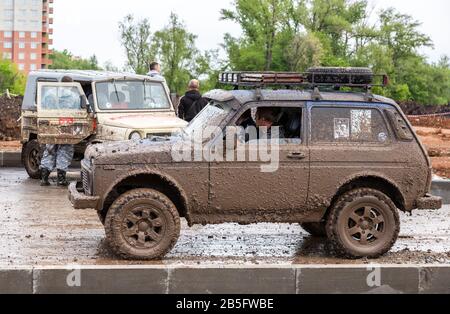 Samara, Russland - 28. Mai 2017: Geländewagen Lada 4x4 nach dem Fahren im Regen auf extrem schmutziger Landstraße Stockfoto