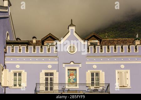 Charakteristisches Gebäude mit erstaunlichen Details im historischen Zentrum der Stadt bolzano in Südtirol. Trentino Alto Adige, Norditalien, Europa Stockfoto