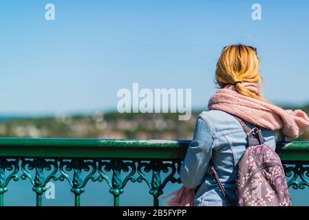 Quebec City, Kanada - 20. August 2019: Eine Touristendame, die einen Blick auf den Fluss Saint-Lawrence in der Innenstadt von Quebec City hat Stockfoto