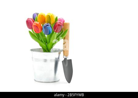 Blumenstrauß mit bunten Kunsttulpen aus Holz, fotografiert auf weißem Hintergrund mit viel Platz für Kopien. Frühlingsgärtnerkonzept. Stockfoto