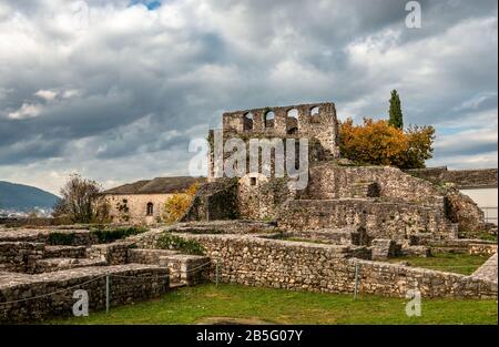 Blick auf die Ruinen der Akropolis Von Kale, der osmanischen Burg in Ioannina, Griechenland. Stockfoto