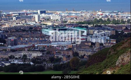 Arthur's Seat, Edinburgh, 15. August 2019. Blick nach Osten mit Easter Road Stadium, Heimstadion des Hibernian FC, Bildmitte. Stockfoto