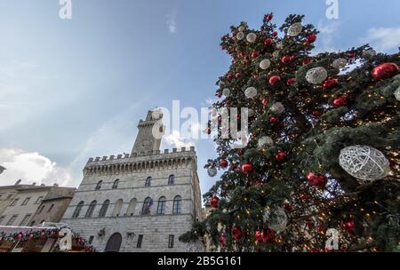 Blick auf den Platz von Montepulciano mit Rathaus und Weihnachtsbaum Stockfoto
