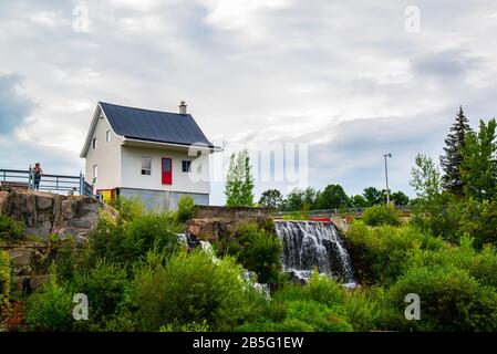 Sagueney, Kanada - 14. August 2019: Das kleine Weiße Haus in der Innenstadt von Saguenay in Quebec Stockfoto