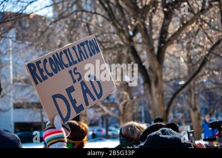 Ottawa, ONTARIO, KANADA - 17. FEBRUAR 2019: Eine Hand hebt ein Zeichen auf, dass "Versöhnung ist tot" bei einem Protest, der Wet'suwet'en First Nation op unterstützt Stockfoto