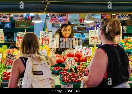 Seattle, WA, USA - 21. JULI: Gemüsestand am Pike Place Market in Downtown Seattle am 24. Juli 2018 in Seattle, Washington. Stockfoto