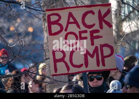 Ottawa, ONTARIO, KANADA - 17. FEBRUAR 2019: Ein Schild lautet "Back Off RCMP" bei einem Protest, der die Handlungen der kanadischen Bundespolizei gegen Peopl verurteilt Stockfoto