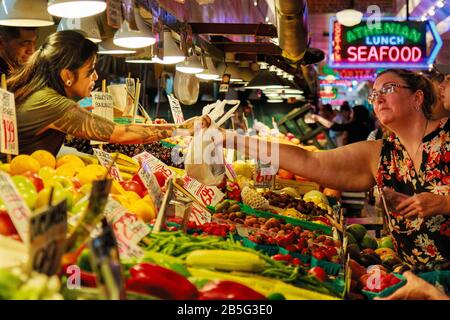 Seattle, WA, USA - 21. JULI: Gemüsestand am Pike Place Market in Downtown Seattle am 24. Juli 2018 in Seattle, Washington. Stockfoto