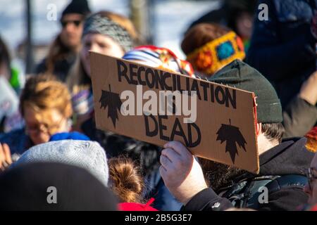 Ottawa, ONTARIO, KANADA - 17. FEBRUAR 2019: Ein Schild mit der Aufschrift "Versöhnung ist tot" zeigt umgekehrte Ahorn-Blätter auf Protest der RCMP-Intervention Stockfoto