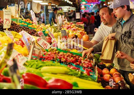 Seattle, WA, USA - 21. JULI: Gemüsestand am Pike Place Market in Downtown Seattle am 24. Juli 2018 in Seattle, Washington. Stockfoto