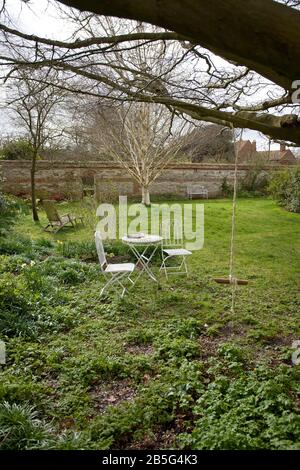 Blick auf den ummauerten Garten im Frühjahr. Oxfordshire, Großbritannien Stockfoto