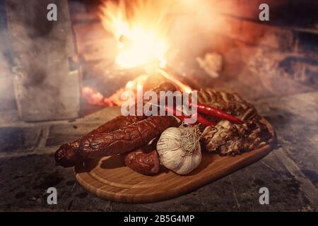 Festessen - Wurstappetithäppchen und Hochlander oscypek Käse Stockfoto