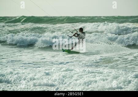 Kitesurfer, der in Lacanau-Océan, Frankreich, durch Wellen und raue Meere reitet Stockfoto