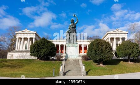 Blick auf Bayern-Statue und Ruhmeshalle (Ruhmeshalle). Auf der Theresienwiese, Standort des Oktoberfests. Beliebte Touristenattraktion und Reiseziel Stockfoto