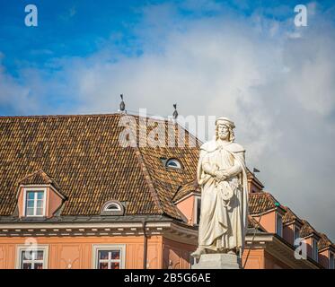 Walther-Platz (Walther-Platz), der das Denkmal von Walter von der Vogelweide zeigt, einer der bedeutendsten Dichter des 12. Und 13. Stockfoto