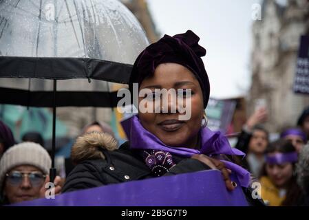 London, Großbritannien. März 2020. Am 8. März 2020 marschieren Demonstranten zum Parliament Square am Internationalen Tag der Frauen in London, Großbritannien. Das Thema dieser Jahreveranstaltung ist "Für alle Gleich" und wird von March4Women organisiert. (Foto von Claire Doherty/Sipa USA) Credit: SIPA USA/Alamy Live News Stockfoto