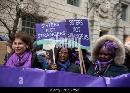 London, Großbritannien. März 2020. Am 8. März 2020 marschieren Demonstranten zum Parliament Square am Internationalen Tag der Frauen in London, Großbritannien. Das Thema dieser Jahreveranstaltung ist "Für alle Gleich" und wird von March4Women organisiert. (Foto von Claire Doherty/Sipa USA) Credit: SIPA USA/Alamy Live News Stockfoto