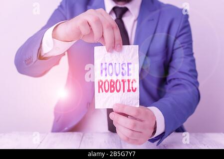 Word Writing Text House Robotic. Geschäftsfoto mit programmierbaren Geräten, die Hausaufgaben Erledigen Mann hält leeres Papier mit Kopie Stockfoto
