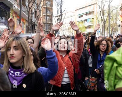 Madrid, Spanien. März 2020. Frauen, die während der Demonstration in Lavapies im Viertel während des Internationalen Frauentages mit den Händen in der Luft schreien. Kredit: Valentin Sama-Rojo/Alamy Live News Stockfoto