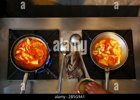 Hühnerstein-Curry auf schwarzem Steinhintergrund mit Kopierbereich. Draufsicht, flacher Lay. Stockfoto