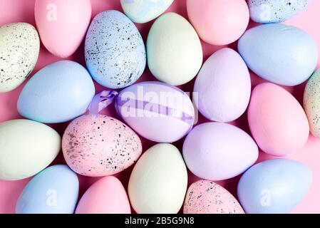 Feiertag-Ostermuster aus handgemalten mehrfarbigen Eiern als natürlicher festlicher Hintergrund. Stockfoto