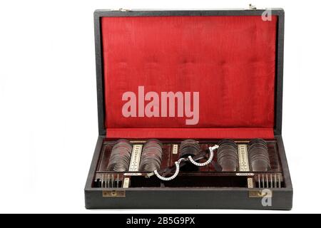 Altdeutsches optometristisches Probelahmen und Objektiv isoliert auf weißem Hintergrund Stockfoto