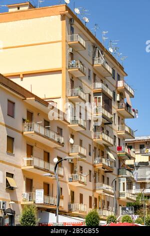 Ercolano, IN DER NÄHE VON NEAPEL, ITALIEN - AUGUST 2019: Wohnungen in Italien. Apartmentblock mit Balkon in Ercolano bei Neapel. Stockfoto