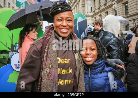 London, Großbritannien. März 2020. Dr. Shola Mos-Shogbaminmu zu Beginn des märz. Im März4Women on International Women's Day 2020 marschieren Aktivisten für Gleichberechtigung der Geschlechter und Frauenrechte. der marsch beginnt mit einer Eröffnungsveranstaltung in der Royal Festival Hall, bei der die (Women of the World Festival) veranstaltet werden, und geht durch Westminster's Whitehall und zum Parliament Square. Der marsch wird von vielen Berühmtheiten und Frauenaktivisten unterstützt. Kredit: Imageplotter/Alamy Live News Stockfoto