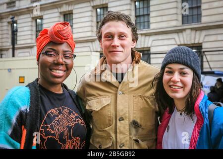 London, Großbritannien. März 2020. Schauspieler George MacKay, mit anderen teilnehmern im märz. Im März4Women on International Women's Day 2020 marschieren Aktivisten für Gleichberechtigung der Geschlechter und Frauenrechte. der marsch beginnt mit einer Eröffnungsveranstaltung in der Royal Festival Hall, bei der die (Women of the World Festival) veranstaltet werden, und geht durch Westminster's Whitehall und zum Parliament Square. Der marsch wird von vielen Berühmtheiten und Frauenaktivisten unterstützt. Kredit: Imageplotter/Alamy Live News Stockfoto