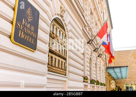 Prag, TSCHECHIEN - JULI 2018: Schild an der Vorderseite des luxuriösen Four Seasons Hotels in der Prager Innenstadt. Stockfoto