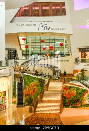 Las VEGAS, NV, USA - FEBRUAR 2019: Schritte bis zum Eingang des Aria Hotels in den Geschäften des Crystal Mall in Las Vegas. Stockfoto