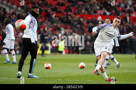 Phil Foden (rechts) von Manchester City erwärmte sich während des Premier-League-Spiels in Old Trafford, Manchester. Stockfoto