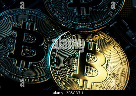 Golden Bitcoin Cryptocurrency auf einem Computer. Makrofotos. Das Konzept der cryptocurrency mit Münzen, bitcoin auf einem Computer Prozessor. Neue cryp Stockfoto