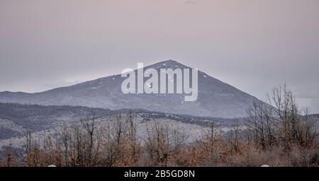 Der Rtanj ist breit nach unten und verengt sich oben und bildet einen schmalen Grat und eine pyramidenförmige Randwand. Stockfoto