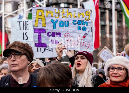 London, Großbritannien. März 2020. Menschenmenge auf dem Parliament Square, um den Internationalen Frauentag zu feiern. Credit: Ernesto rogata/Alamy Live News Stockfoto