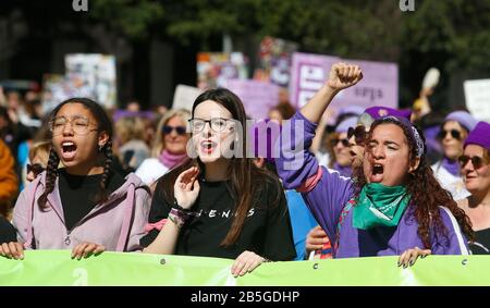 Palma de Mallorca/Spanien - 8. März 2020: Frauen marschieren mit Bannern und Schreien während des Internationa-Frauentags (8. März) in Palma de Stockfoto