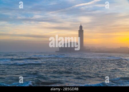 Malerische Aussicht auf die Hassan-II-Moschee bei Sonnenaufgang - Casablanca, Marokko Stockfoto