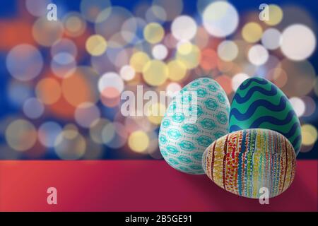 Bunte ostereier auf rotem Boden mit Platz vor farbenfrohem Bokeh-Hintergrund. 3D-Abbildung. Stockfoto