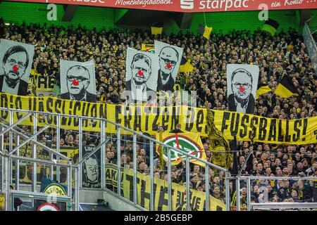 Sport, Fußball, Bundesliga, 2019/2020, Borussia Mönchengladbach gegen BVB Borussia Dortmund 1-2, Stadion Borussia Park, Protest der BVB-Fußballfans, Protest der Dortmunder Fussballfans, Banner Hässliche Grimassen des Fußballs, Karikaturen f.l.t.r DFB-Vizepräsident Rainer Koch, Hopp-Anwalt Christoph Schickhardt, TSG Hoffenheimer Schirmherr Dietmar Hopp, DFB-präsident Fritz Keller, Bayern-München-Vorsitzender Karl Heinz Rummenigge, DFL-REGELUNGEN VERBIETEN JEDE VERWENDUNG VON FOTOS ALS BILDSEQUENZEN UND/ODER QUASI-VIDEO Stockfoto