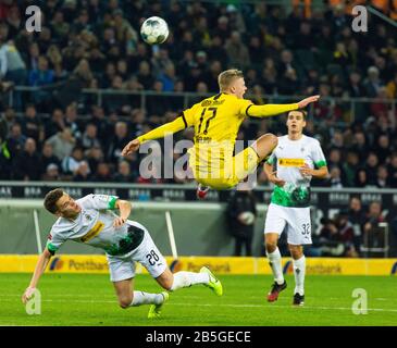 Sport, Fußball, Bundesliga, 2019/2020, Borussia Mönchengladbach gegen BVB Borussia Dortmund 1-2, Stadion Borussia Park, Spielort, f.l.t.r Matthias Ginter (MG), Erling Haaland (BVB), Florian Neuhaus (MG), DFL-VORSCHRIFTEN VERBIETEN DIE VERWENDUNG VON FOTOS ALS BILDSEQUENZEN UND/ODER QUASI-VIDEO Stockfoto