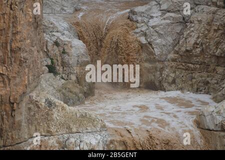 Blitzflut in der Negev-Wüste, Israel. Fotografiert in Wadi Tzeelim nach starken Regenfällen Stockfoto