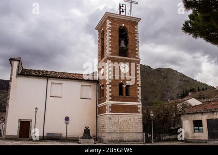 Piazza di Civita Superiore: Die Kirche San Giovanni. Das Dorf Civita Superiore in Bojano, erbaut im 11. Jahrhundert von den Normannen. Stockfoto